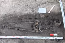 24 hài cốt Trung cổ chôn cùng vũ khí gây sửng sốt