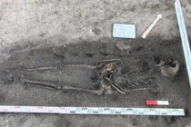 24 hài cốt Trung cổ chôn cùng vũ khí gây sửng sốt