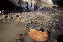 Hang động niêm phong 500 năm chứa cổ vật chấn động thế giới