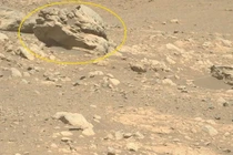 Xe tự hành của NASA phát hiện tảng đá 'lạ' trên sao Hỏa