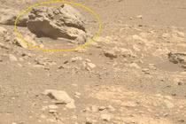 Xe tự hành của NASA phát hiện tảng đá 'lạ' trên sao Hỏa
