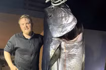 Cá ngừ khủng 280kg dài 2,4 mét khiến cần thủ ngỡ ngàng