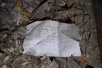 Phục dựng nhà cổ, chuyên gia tìm thấy bức thư giấu dưới sàn nhà