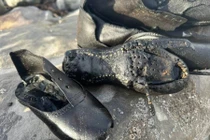 Bí ẩn hàng trăm đôi giày thời Victoria trôi dạt vào bãi biển xứ Wales