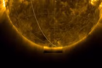 Lần đầu tiên tàu vũ trụ chụp được ảnh cực nam của Mặt trời