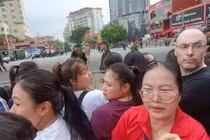 Người dân tập trung đông kín tại đường Thanh Niên chờ xem sơ duyệt diễu binh