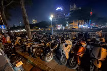 Chặn vỉa hè đường Bưởi làm bãi gửi xe "chặt chém" người dân gây bức xúc