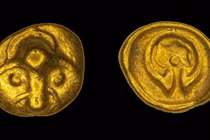 Chuyên gia dò kim loại tìm thấy đồng tiền vàng cực hiếm