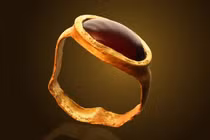 Bí ẩn chiếc nhẫn vàng 2.300 tuổi tìm thấy ở Israel