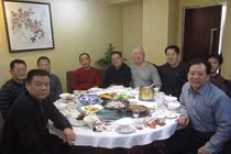 'Gồng' mình thể hiện khi đi họp lớp, có đáng?