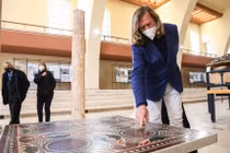 Tấm tranh khảm 2.000 năm bị dùng làm bàn trà suốt 50 năm