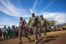 Kỳ lạ bộ tộc, nam giới có "bụng bia" càng to càng hấp dẫn