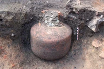 Bất ngờ tìm thấy 'heo đất' chứa đầy tiền cổ thời La Mã