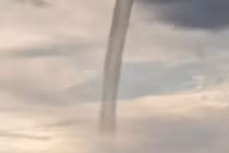 Kinh hoàng hiện tượng xoáy nước dựng đứng như ống hút giữa hồ lớn