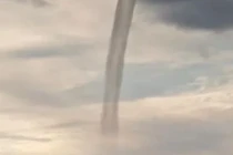 Kinh hoàng hiện tượng xoáy nước dựng đứng như ống hút giữa hồ lớn