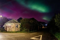 Bắc cực quang tuyệt đẹp bùng nổ trên bầu trời nước Anh