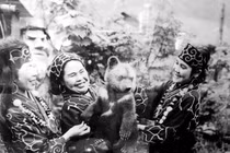 Ảnh hiếm hé lộ phong tục thần bí của người Ainu thờ gấu thiêng