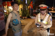 Tài xế vi phạm nồng độ cồn trong lúc tay đang cắm kim truyền dịch 