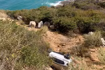 Va chạm xe máy, ô tô chở ba người lộn nhiều vòng rồi rơi xuống vực