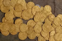 Đang làm vườn, cặp đôi bất ngờ tìm thấy kho báu tiền cổ giá trị