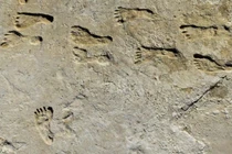 Lòng hồ khô cạn để lộ hàng chục dấu chân người kỳ lạ