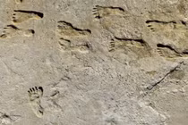 Lòng hồ khô cạn để lộ hàng chục dấu chân người kỳ lạ