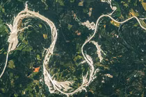 'Rồng vàng' khổng lồ đẹp mê nhìn từ không gian