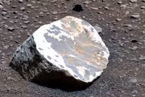 Bắt gặp đá trắng kỳ lạ trên sao Hỏa, chuyên gia giải mã sao?