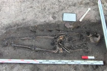 Khai quật mộ cổ 1.000 tuổi ở Ba Lan, lộ bí ẩn khó ngờ