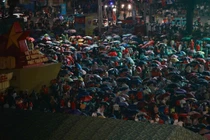 Người dân đội mưa chờ xem Tổng duyệt diễu binh, diễu hành