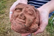 Đầu đá Trung cổ xuất hiện kỳ lạ trên đảo, ẩn giấu điều gì?