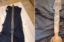 Trục vớt thanh kiếm cổ dưới sông hé lộ bí mật chấn động