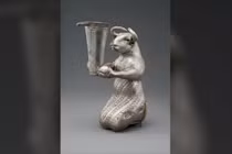 Tò mò ý nghĩa bức tượng bằng bạc tạc sinh vật lai 5.000 tuổi
