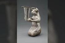 Tò mò ý nghĩa bức tượng bằng bạc tạc sinh vật lai 5.000 tuổi