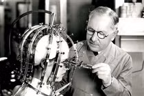 Những phát minh "độc, lạ" giúp con người làm đẹp thời xưa