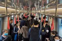 Giá xăng tăng cao, người Hà Nội chuyển sang đi tàu điện, xe buýt