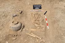 Tìm thấy thứ khó tin trong mộ cổ 3.800 tuổi của "người khổng lồ"