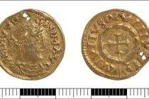 Người dò tìm kim loại phát hiện đồng tiền vàng cổ quý hiếm ở Anh