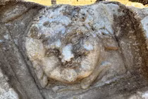 'Chân dung' khác thường của nữ thần tóc rắn trên trần nhà cổ