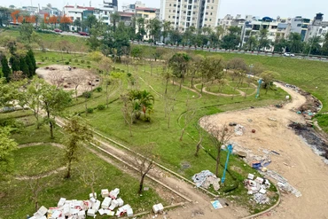 Vườn hoa Nhật Tân rác thải ngổn ngang, nhiều khu vực bị chiếm dụng