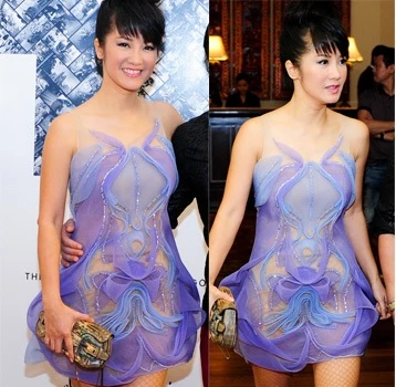 Hồng Nhung diện váy trong suốt đi xem show