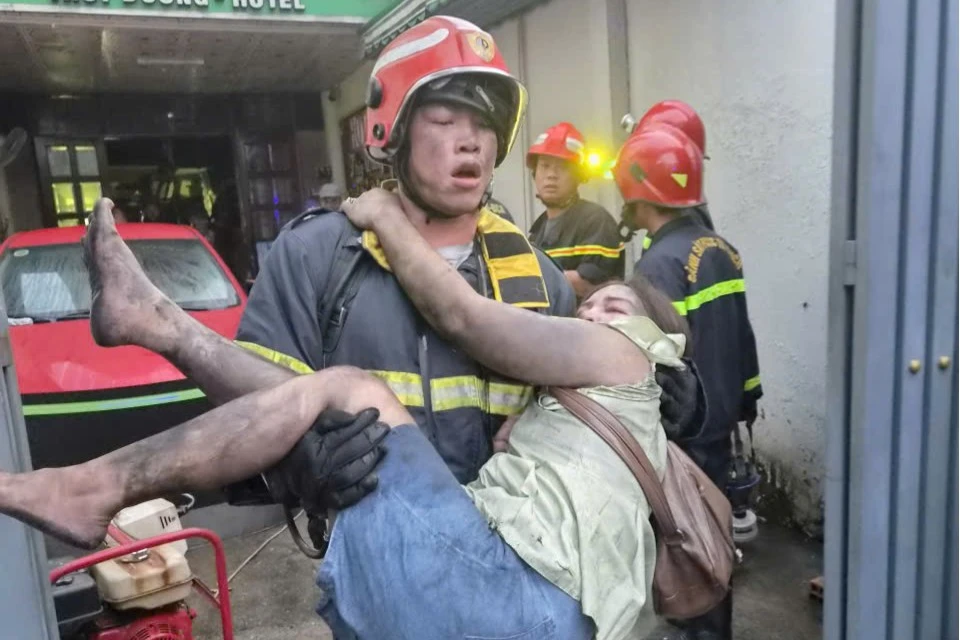 Hình ảnh cảnh sát giải cứu 26 nạn nhân vụ cháy khách sạn 2 người chết