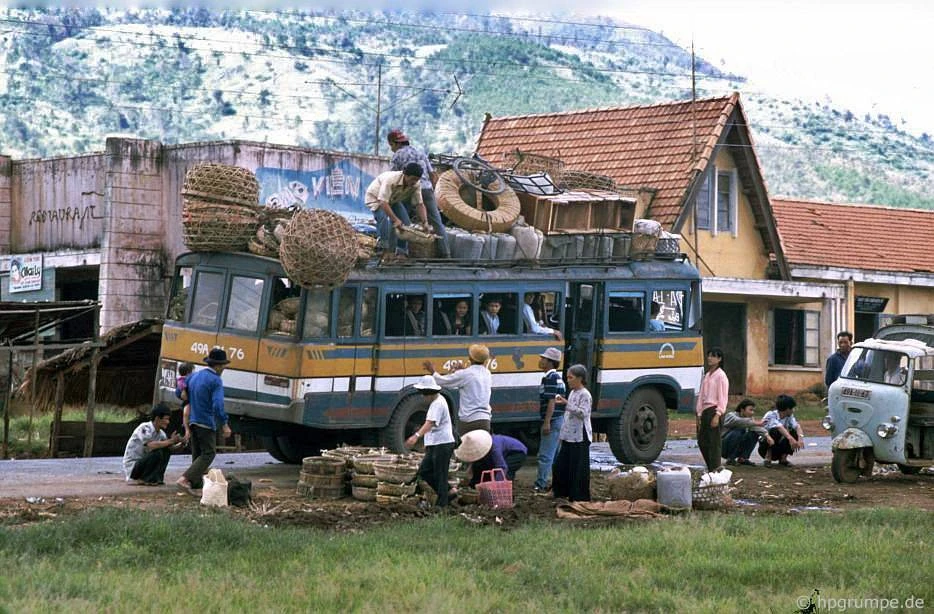 "Hết hồn" ảnh xe "siêu tải trọng" ở Việt Nam năm 1990