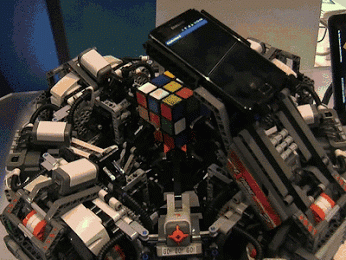 Các khối Rubik luôn có các công thức cực kì rắc rối để giải quyết nhưng đối với robot thì việc giải chúng là điều dễ dàng.