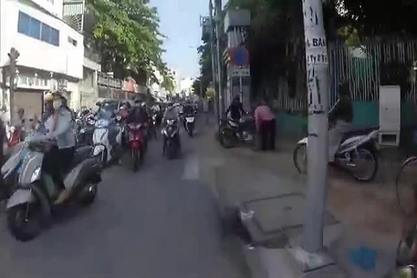 Video: Phẫn nộ kẻ vi phạm luật giao thông còn đòi đánh người