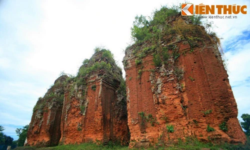 Cận cảnh tòa tháp Chăm có hoa văn trang trí cực đẹp