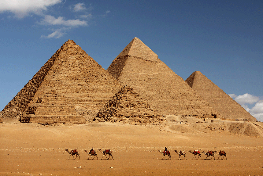 Ba kim tự tháp khổng lồ nằm ở Giza, bên ngoài Cairo, lần lượt được xây dựng bởi pharaoh Khufu, con trai của ông, và cháu nội của ông trong thời Vương triều thứ Tư.