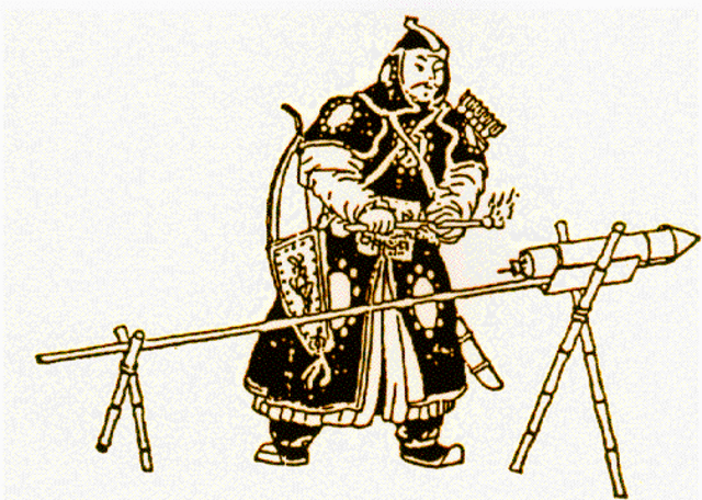 Theo các nhà nghiên cứu lịch sử, thuốc súng Trung Hoa thời kỳ đầu được làm dưới dạng lựu đạn ném tay hoặc hỏa tiễn (tên lửa) nhỏ, khá hiệu quả trong chiến trận.