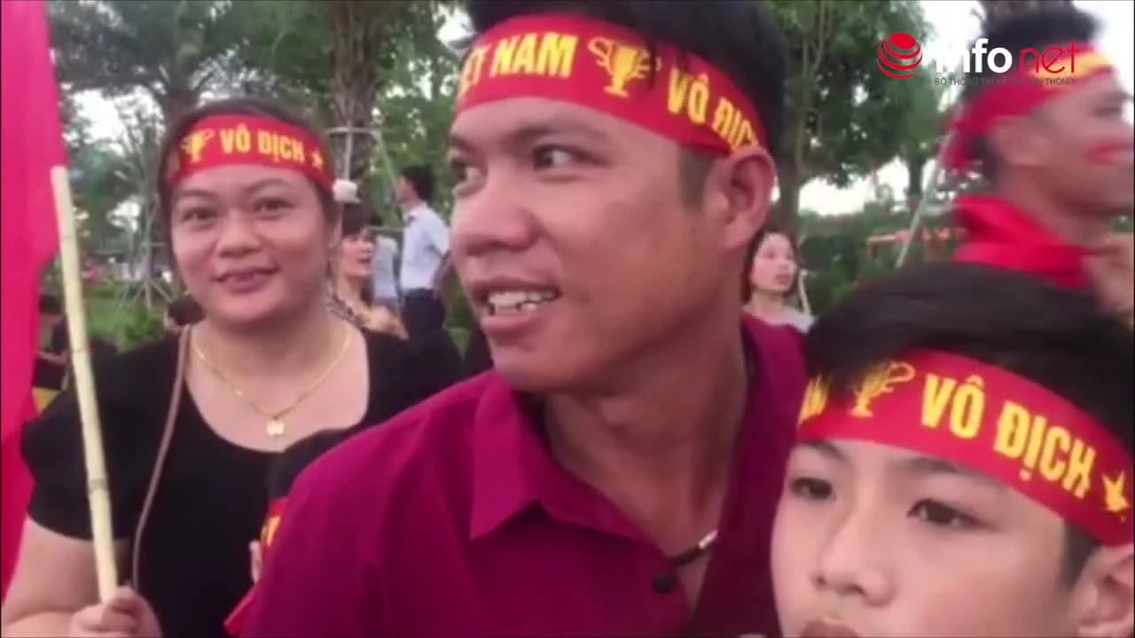 Video: Xe chở đội Olympic Việt Nam đổi lộ trình, hàng nghìn CĐV hụt hẫng