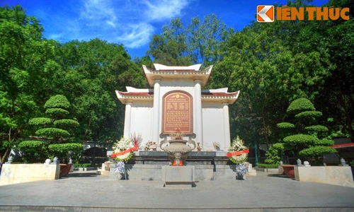 Thăm nơi an nghỉ của 10 cô gái ngã ba Đồng Lộc 